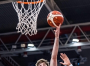 雷火竞技-詹姆斯在西班牙队比赛中挺进下一轮，出色防守引发热议！的简单介绍