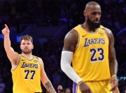 雷火电竞-关于詹姆斯迎来二十赛季出色发挥，塞尔维亚队观众热烈欢呼！比赛高潮迭起的信息